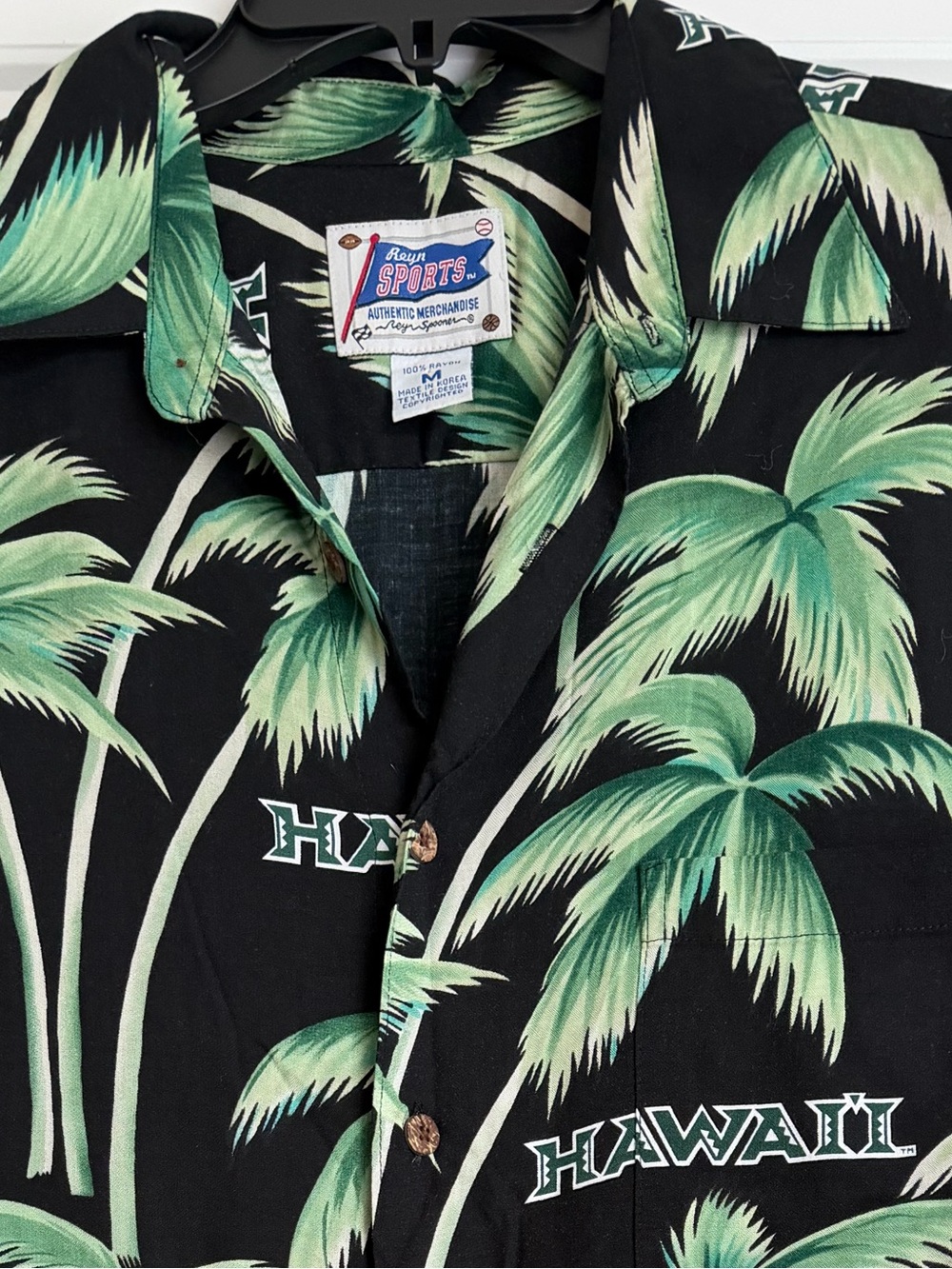 Reyn Spooner Hawaii Rainbow Warriors black rayon button-up shirt size Medium